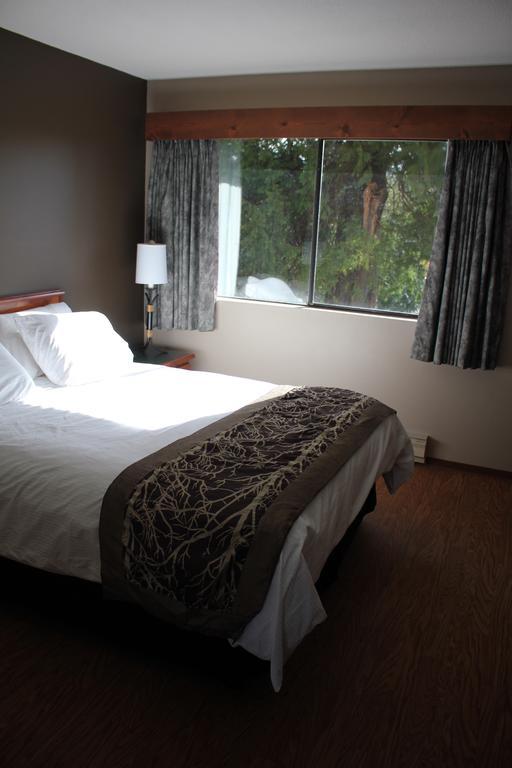 The Bamfield Motel Salmon Beach Exterior photo