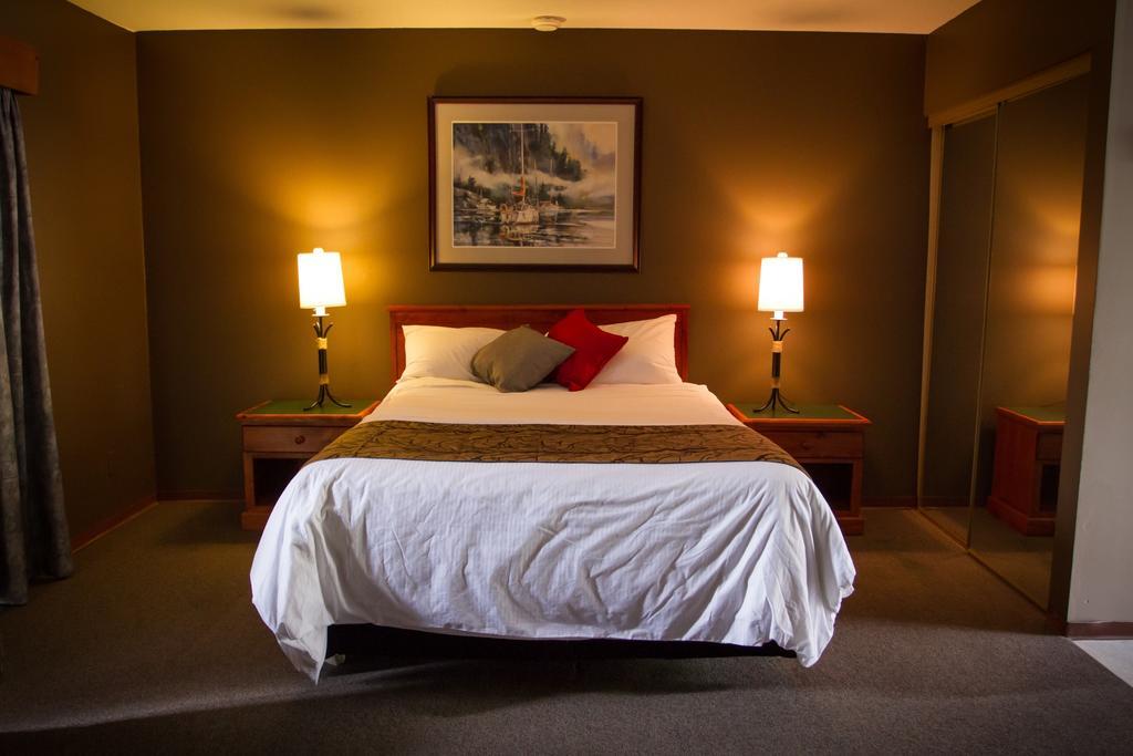 The Bamfield Motel Salmon Beach Exterior photo
