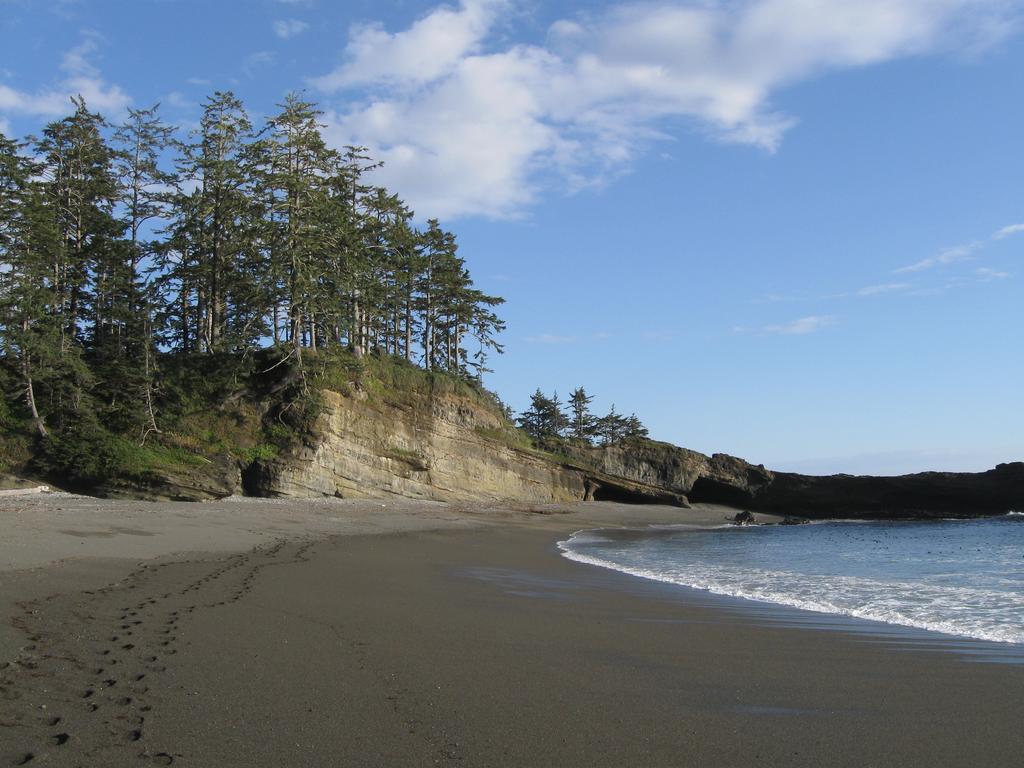 The Bamfield Motel Salmon Beach Exterior photo