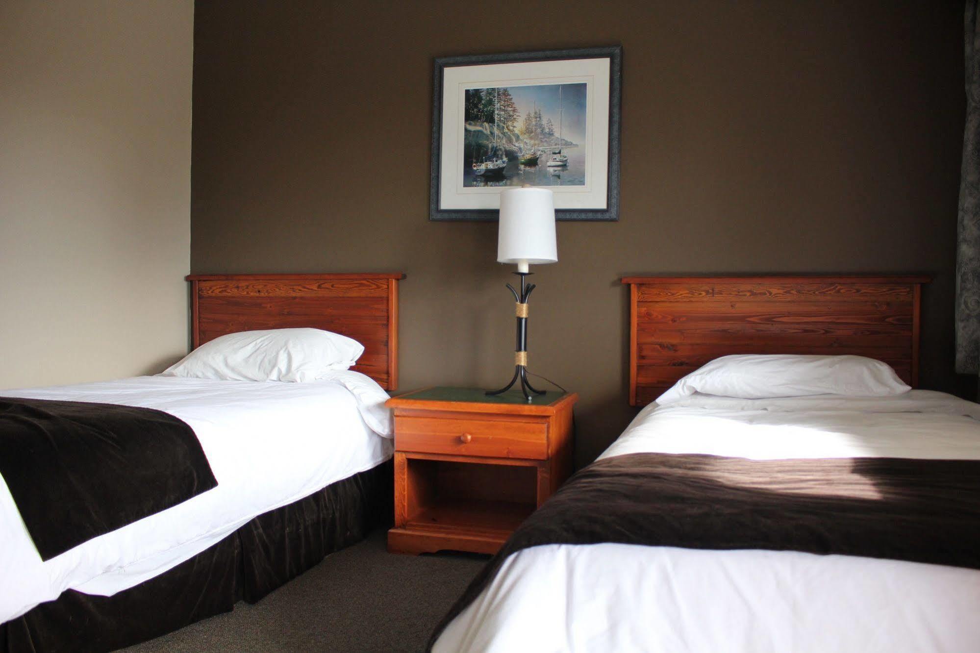 The Bamfield Motel Salmon Beach Exterior photo