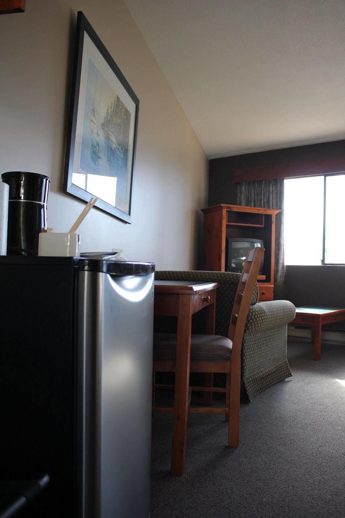 The Bamfield Motel Salmon Beach Exterior photo