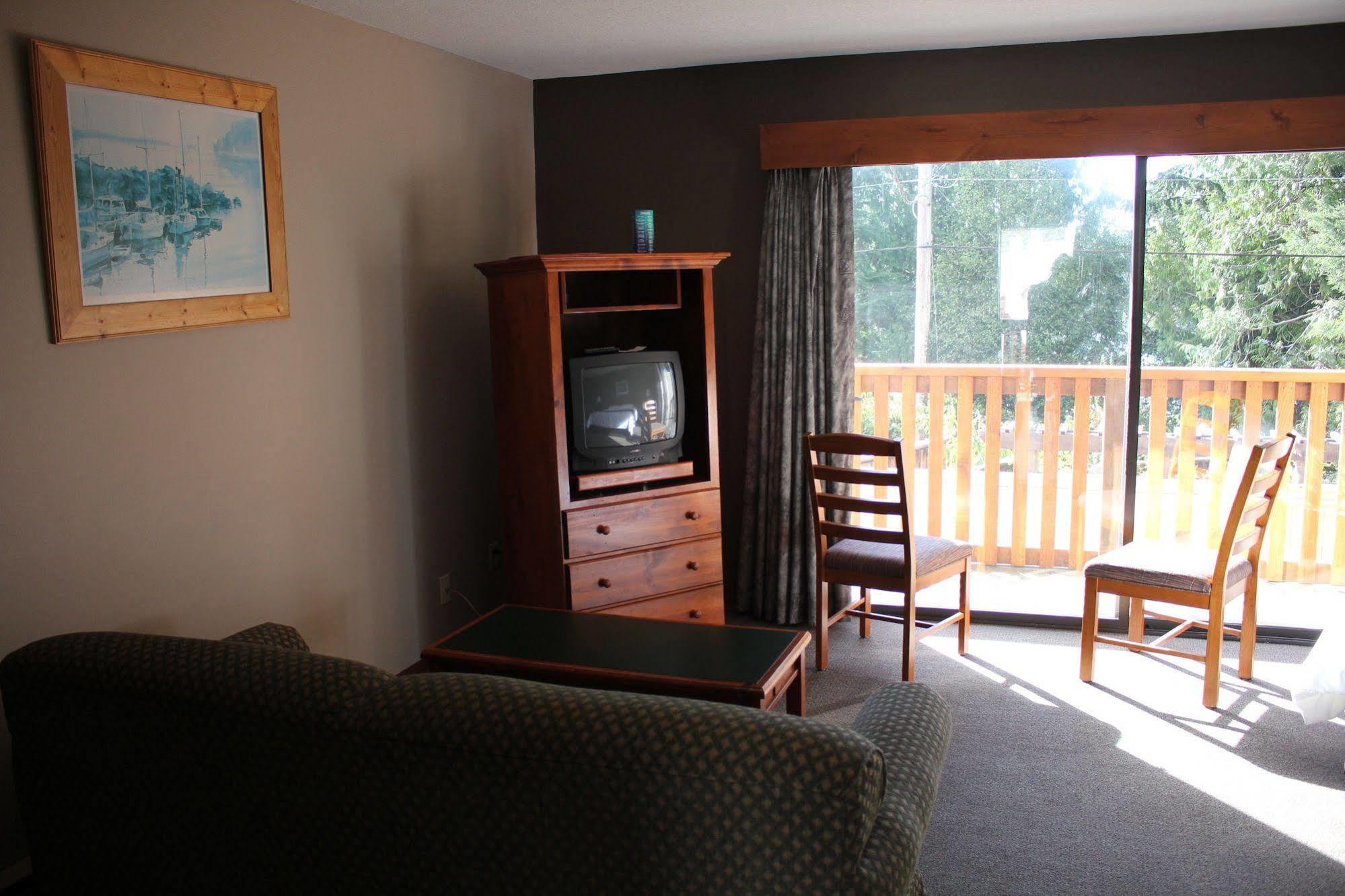 The Bamfield Motel Salmon Beach Exterior photo